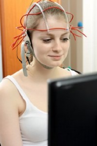 Mädchen mit EEG Kappe